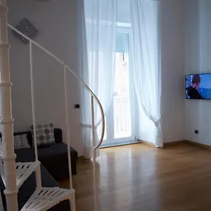 Apartment Crise, Naples
